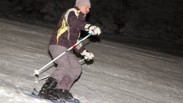 Možnosti zalyžovat si i po západu slunce využily na osvětlené sjezdovce desítky nadšenců.