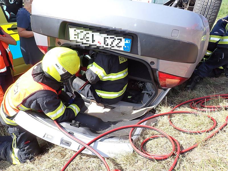 V Zubří bourala sanitka s osobním autem. Na místo byl povolán vrtulník letecké záchranné služby.