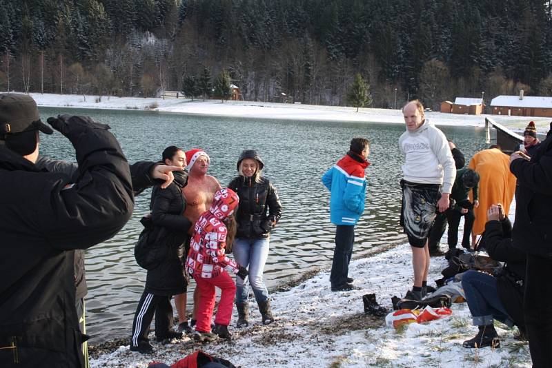 Patnáctka otužilců se na Štěpána rozhodla ponořit se do vod přírodního koupaliště Na Stanoch, teplota vzduchu nula a vody 3,4°C. 