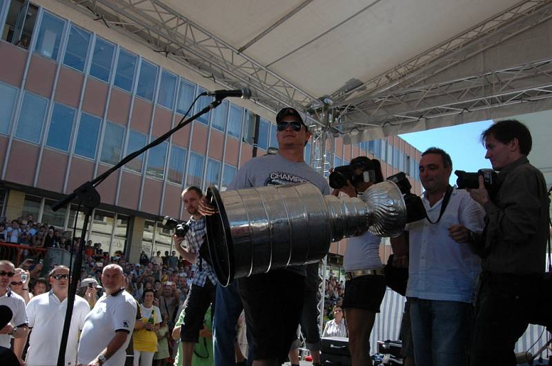 Slavnou trofej Stanley Cup přivezl ve čtvrtek do Vsetína hokejista Jiří Hudler. Na oslavě nechyběli ani Dominik Hašek a slovenský hokejový útočník Tomáš Kopecký