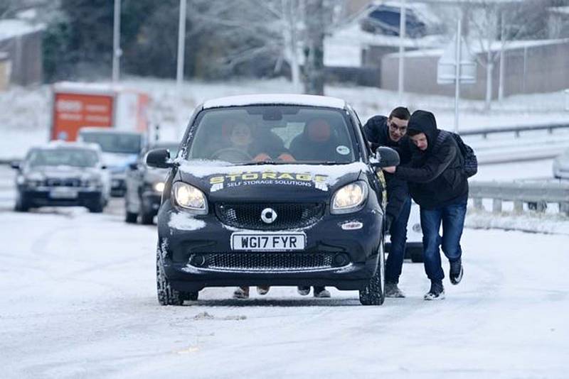 Studenti Střední odborné školy Josefa Sousedíka pomohli na stáži v Anglii motoristům při sněhové kalamitě.