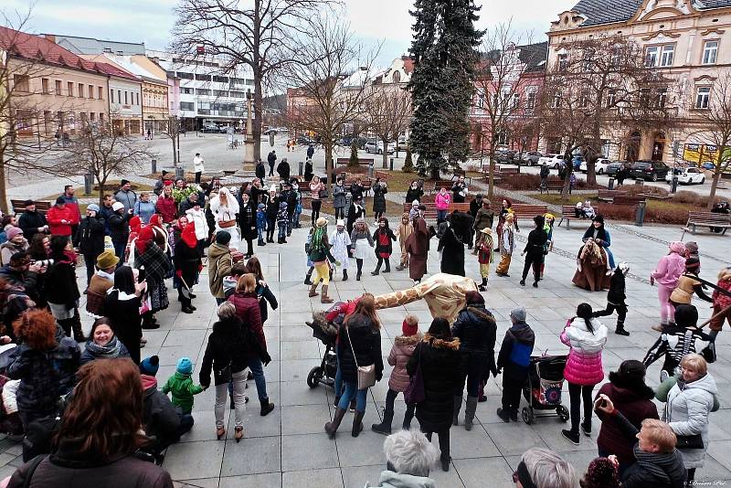 Fašankový průvod členů a přátel Folklorního spolku Jasénka ve Vsetíně; sobota 22. února 2020