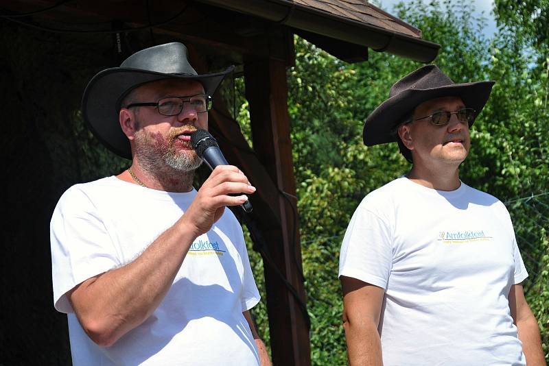 Moderátorské duo Martin Mrlina (vlevo) a Jan Gottfried na 26. ročníku festivalu Amfolkfest v Pulčíně u Francovy Lhoty; sobota 24. července 2021