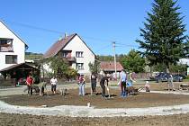 Čtyři desítky brigádníků se zapojily do stavebních prací při budování nového odpočinkového místa v centru Francovy Lhoty. 