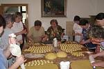Ženy a dívky pekly na farě v Kelči misijní koláčky