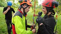 Halina Lisztwan z třinecké radnice zkouší v pátek 17. května 2019 v zámeckém parku v Lešné u Valašského Meziříčí pod vedením zkušených arboristů horolezecké vybavení a výstup do koruny stromu.