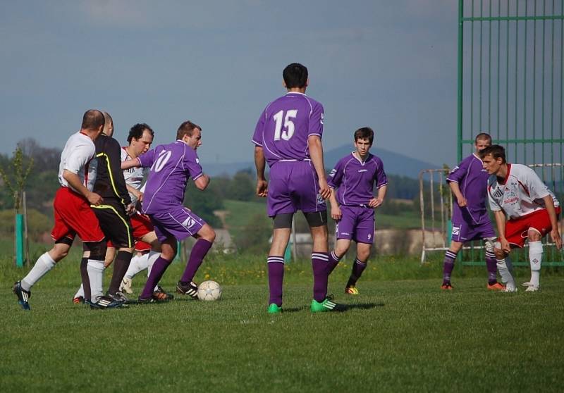 Fotbalisté Loučky (fialové dresy) doma porazili Kateřinice B 5:1.