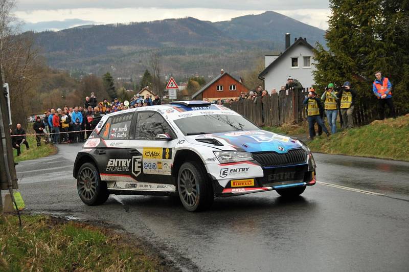 I přes oblačné, místy deštivé počasí se těšila zájmu fanoušků sobotní první etapa 41. ročníku Valašské Rally. Snímky z rychlostních úseků Lešná, Vidče a servisu.