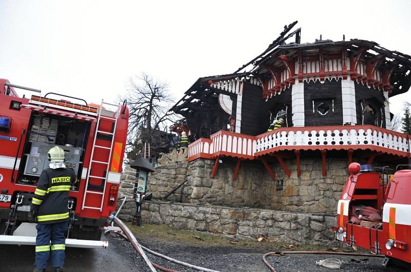 Hasiči dohašují rozsáhlý požár, který vážně poničil historickou budovy Libušína na Pustevnách postavenou podle architekta Dušana Jurkoviče; Pustevny, Prostřední Bečva, pondělí 3. března 2014.