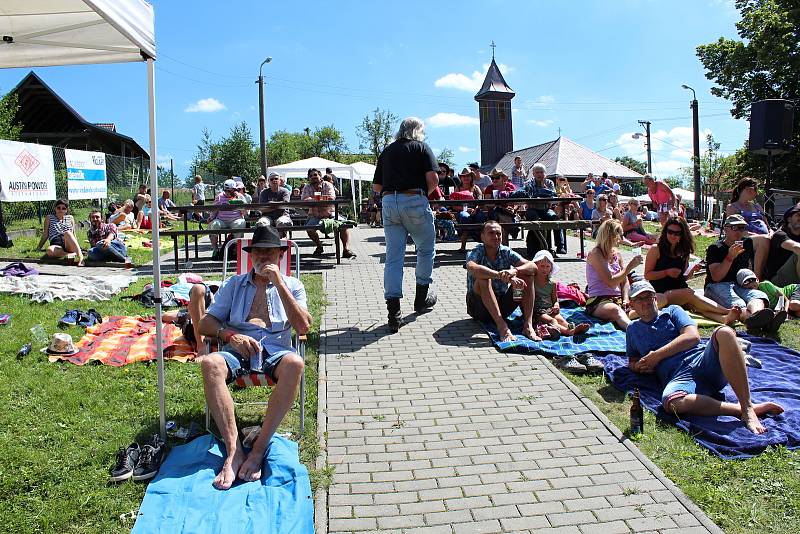 Dvaadvacátý ročník Amfolkfestu neboli Festivalu na konci světa se konal v sobotu 29. července v osadě Pulčín na Hornolidečsku.