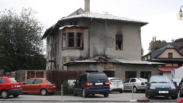 V úterý 12. září zasahovali hasiči u požáru dlouhodobě neobydlené budovy bývalého mlýna s pekárnou na ulici Čechova v Rožnově pod Radhoštěm. Požár vznikl vznícením odpadků, které tam shromažďují bezdomovci.