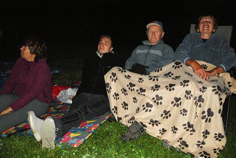 Lidé pozorují ve čtvrtek 12. srpna 2021 večer meteorický roj Perseid v areálu Hvězdárny Valašské Meziříčí.