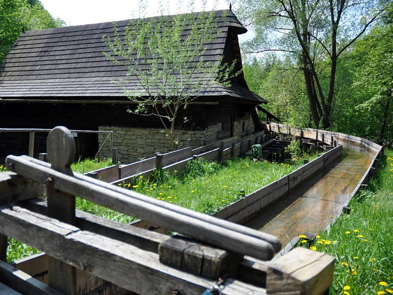 Vodní náhon v areálu Mlýnské doliny ve Valašském muzeu v přírodě v Rožnově pod Radhoštěm.