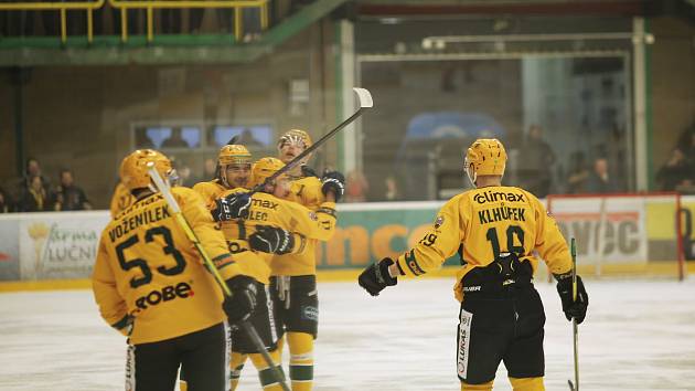 Hokejisté Vsetína (žluté dresy) v sobotu absolvovali první semifinále Chance ligy proti Prostějovu.