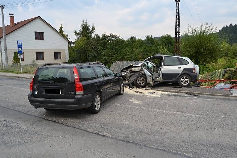 V Huslenkách na Vsetínsku se v pondělí 29. srpna 2016 dopoledne čelně srazila dvě osobní auta. Na vině byla zřejmě únava