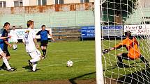 Fotbalisté FC Vsetín (bílé dresy) zvládli důležitý zápas proti Ostrožské Nové Vsi a zvítězili 2:0 brankami Nikoléna a Čumy. 