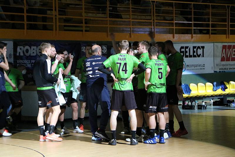 V posledním domácím utkání v sobotu v rámci 15. kola extraligy přehrálo Zubří (v zeleném) Hranice 28:20, když o vítězství rozhodlo ve druhém poločase.