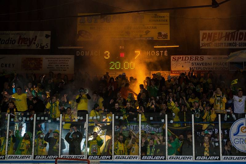 Šesté kolo kvalifikace o WSM ligu, zápas mezi týmy HC Vlci Jablonec nad Nisou a VHK ROBE Vsetín, se odehrálo 13. dubna na zimním stadionu v Jablonci nad Nisou. Na snímku fanoušci vsetína.