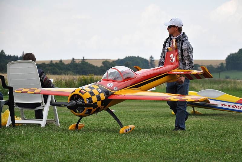 Obří modely akrobatických letadel mají rozpětí 3 metry, váží 20 kg a létají až 220 km/h. Nebe nad Poličnou zaplní v sobotu a neděli 23. a 24. černva 2018