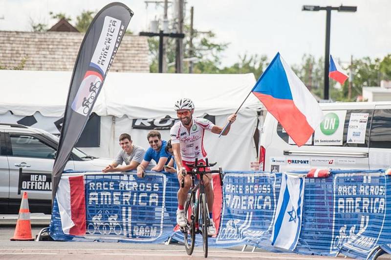 Cyklista Svatopluk Božák pokořil podruhé nejtěžší závod světa, Ameriku přejel napříč za necelých jedenáct dní