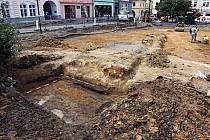 Během záchranného průzkumu při revitalizaci náměstí ve Valašském Meziříčí objevili archeologové základy barokní kašny ze 17. století a část dřevěného kanálu, který z ní odváděl vodu; srpen 2021
