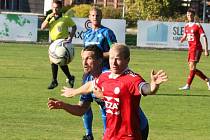 Fotbalisté Valašského Meziříčí (v červených dresech) prohráli na hřišti ve Všechovicích 0:2.