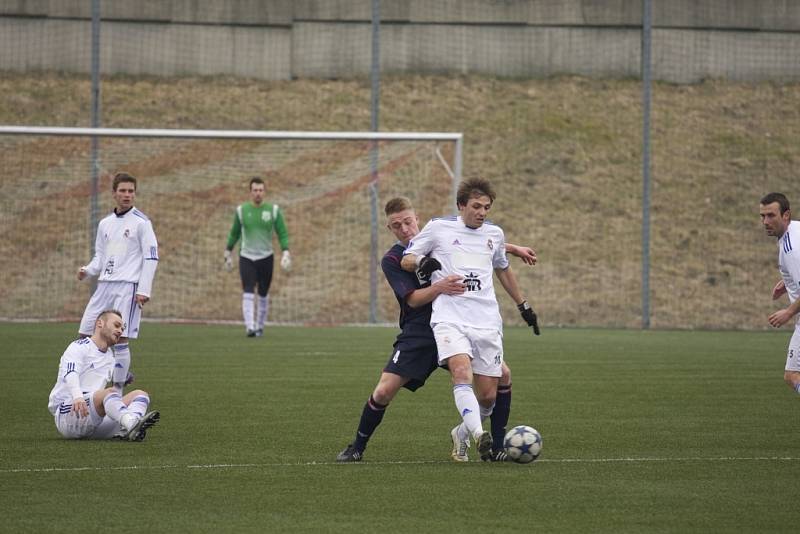 Fotbalisté Valašského Meziříčí (tmavé dresy) v sobotním utkání ještě před sněhovou kalamitou porazili doma na umělé trávě Lískovec 3:0. 