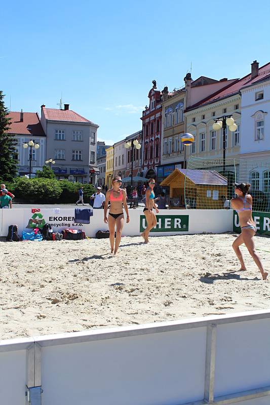 Od pátku 2. června je na náměstí ve Valašském Meziříčí k dispozici kurt pro plážový volejbal. Hřištěm, které vzniklo navezením šedesáti kubíků speciálního písku a které zde zůstane do konce července, chce radnice propagovat volejbalový sport.