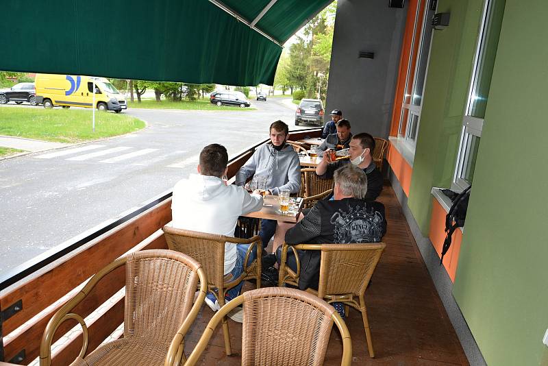 Vsetínské restaurace otevřely zahrádky. Posezení si užívali hosté v sídlišti Ohrada. S rouškou pod bradou Břetislav Černota.