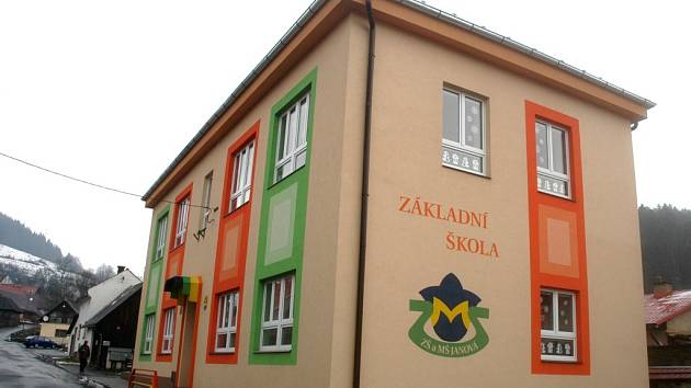 Budova Základní a Mateřské školy v Janové.