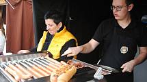 Kuchař připravuje hot dogy na festivalu Love Food, který byl už pošesté součástí tradičních Zašovských slavností; sobota 7. září 2019