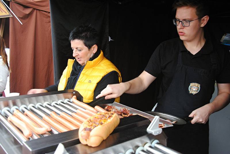 Kuchař připravuje hot dogy na festivalu Love Food, který byl už pošesté součástí tradičních Zašovských slavností; sobota 7. září 2019