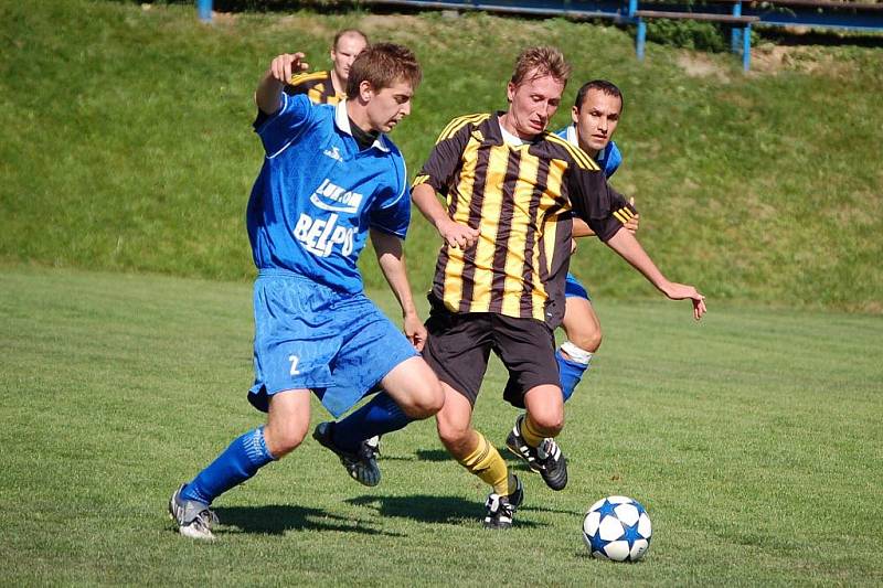 Fotbalisté Vigantic (pruhované dresy) v sobotu přivítali Luhačovice, které je dokonale zaskočily. Aktivní hrou získaly půdu po nohama a také konečné vítězství 4:0. 