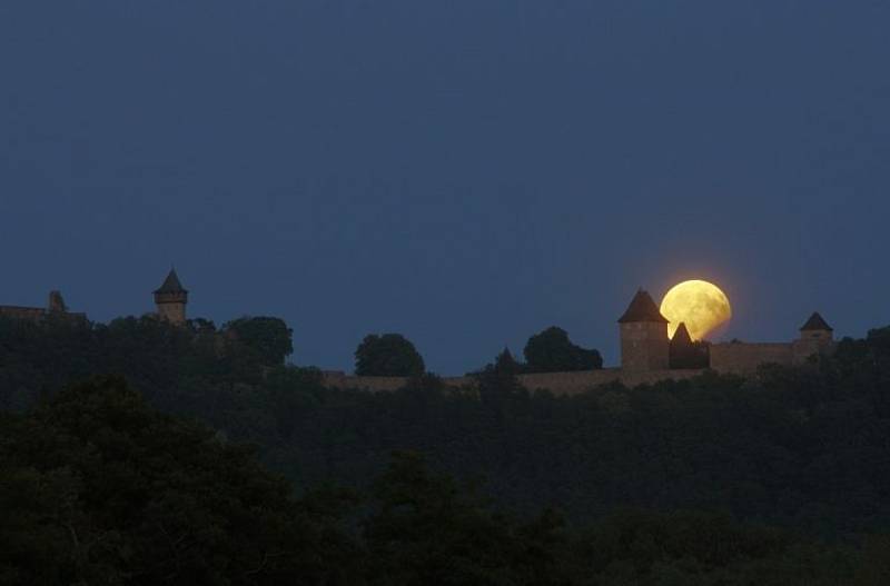 Vlastimil Musil se zabývá astrofotografií od roku 2009. Na snímku Zatmění nad hradem je zachycené částečné zatmění měsíce nad hradem Helfštýn.