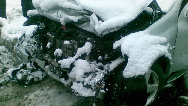 V rožnovské místní části Horní paseky se ve čtvrtek 12. března srazil vůz Mercedes AMG s vozem Ssangyong Kyron.