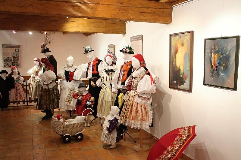 Velké Karlovice se těší velké oblibě turistů. Výjimkou nebyl ani poslední prázdninový týden roku 2020. Zvonice Soláň leží poblíž hranic katastru Karlovic a je důležitou křižovatkou turistiky i místem kulturního dění.