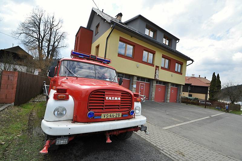 Velké Karlovice - hasičská zbrojnice na rozcestí Soláň.