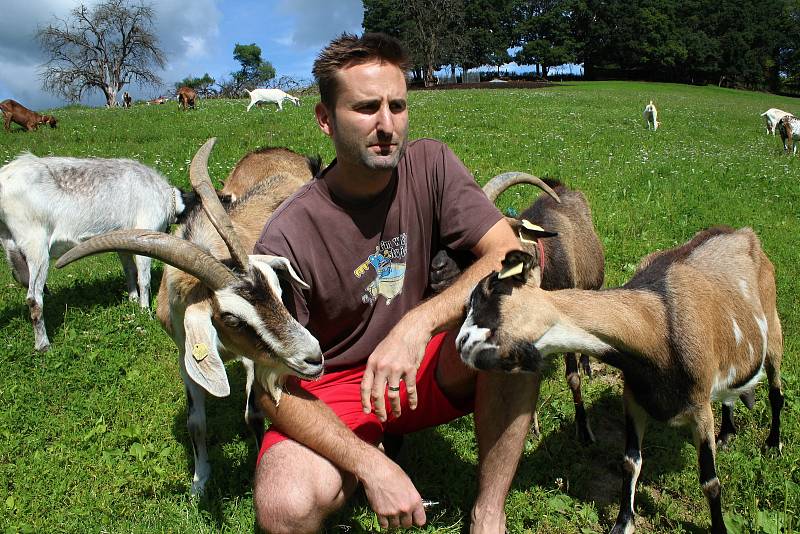 Martin Vlček založil s manželkou v roce 2012 ve Vizovicích kozí farmu.  Stádo v červenci 2020 čítá 113 koz.