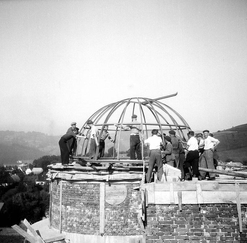 Usazení kovové konstrukce kopule na hrubou stavbu hvězdárny v létě roku 1949.