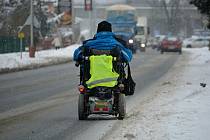 Tomáš Hajda ze Vsetína dojíždí do práce na invalidním vozíku každý den za každého počasí. Sněhová nadílka ho zastihla 11. února 2021.