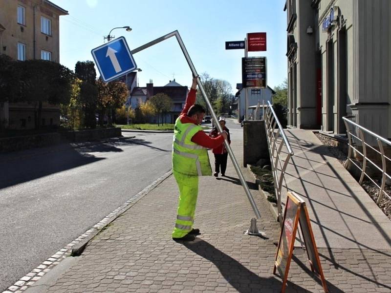 Instalace dopravního značení v Bayerově ulici v Rožnově pod Radhoštěm