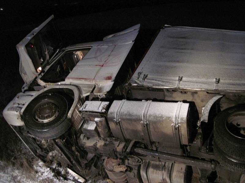 Při nehodě u Lešné se ve středu 30. listopadu 2016 převrátil kamion