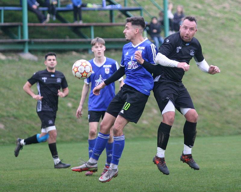 Fotbalisté Vigantic (v černém) se rozloučili s podzimní části I. A třídy skupiny A v derby s Rožnovem pod Radhoštěm přesvědčivou výhrou 5:0. Lví podíl na ni měli největší hvězdy Vigantic Milan Baroš a René Bolf, kteří dali po jedné brance, domácí útočník 