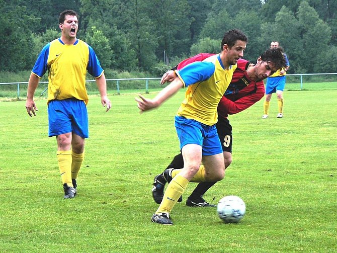Fotbalisté Hrachovce (žluté dresy) svůj boj o záchranu nevzdávají. V sobotním zápase porazili v derby utkání Juřinku (tmavé dresy) vysoko 5:0 a jejich naděje ještě žije. 