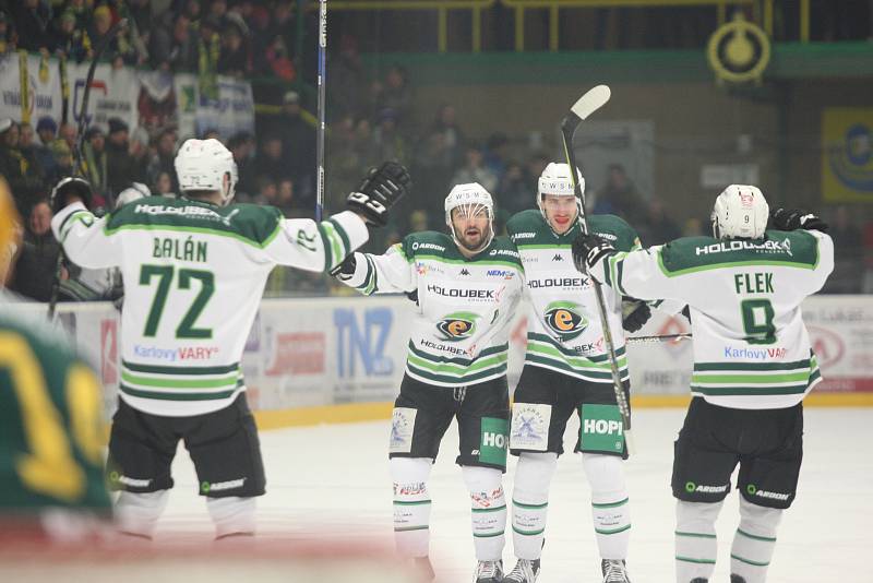 Hokejisté Vsetína v rámci 3. duelu čtvrtfinálové série play-off v sobotu na svém stadionu potřetí podlehli Karlovým Varům 0:6. Odveta na vsetínském Lapači je na programu v neděli od 17.30 hodin.