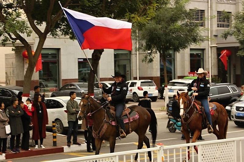 Ondřej Pavlíček z Podlesí byl na říjnovém mistrovství světa ve westernovém ježdění v čínském městě Am-ping vlajkonošem české výpravy.