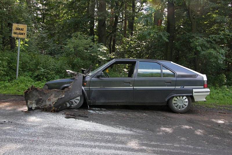 Tříčlenná rodina stihla hořící Citroen v pravý čas opustit