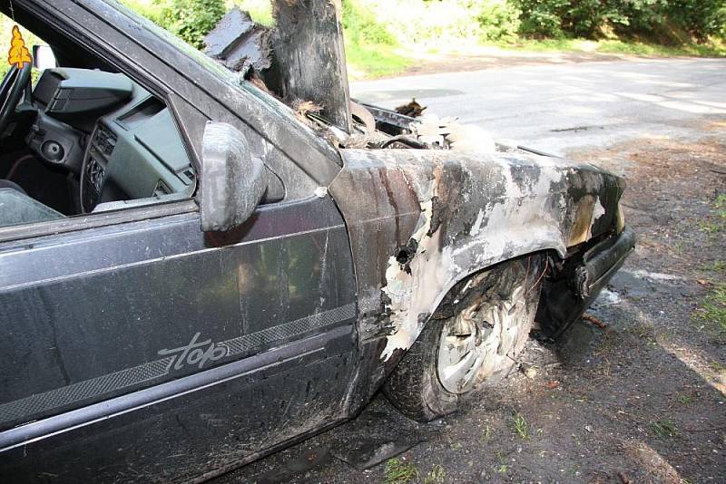 Tříčlenná rodina stihla hořící Citroen v pravý čas opustit