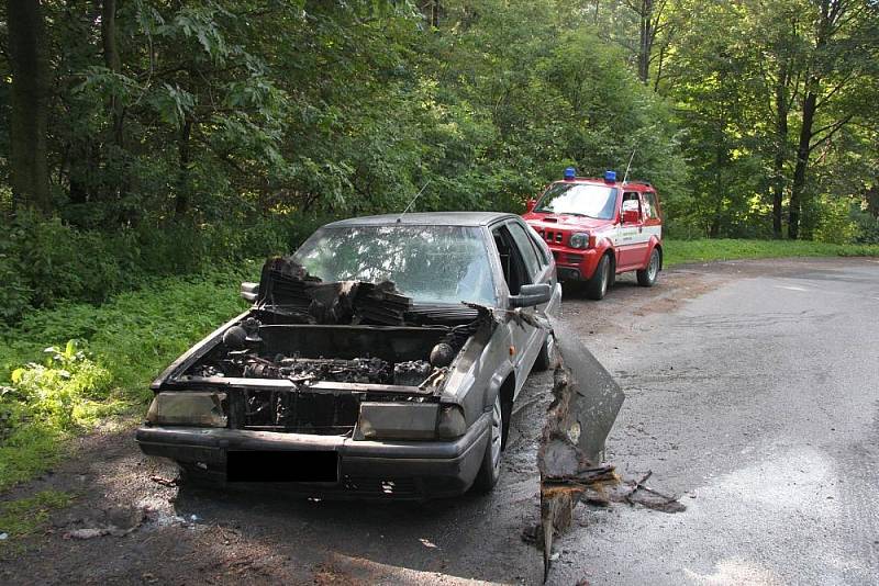 Tříčlenná rodina stihla hořící Citroen v pravý čas opustit