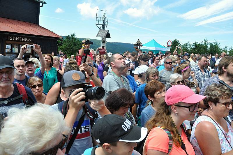 Lidé sledují program spojený se slavnostním otevřením obnovené chaty Libušín na Pustevnách v Beskydech; čtvrtek 30. července 2020